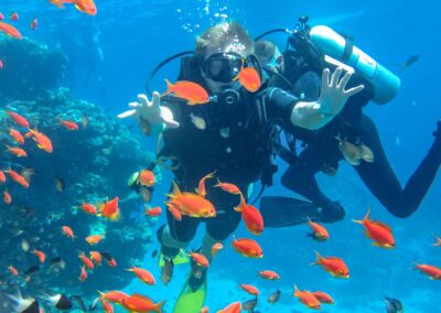 plongeur avec poisson rouge