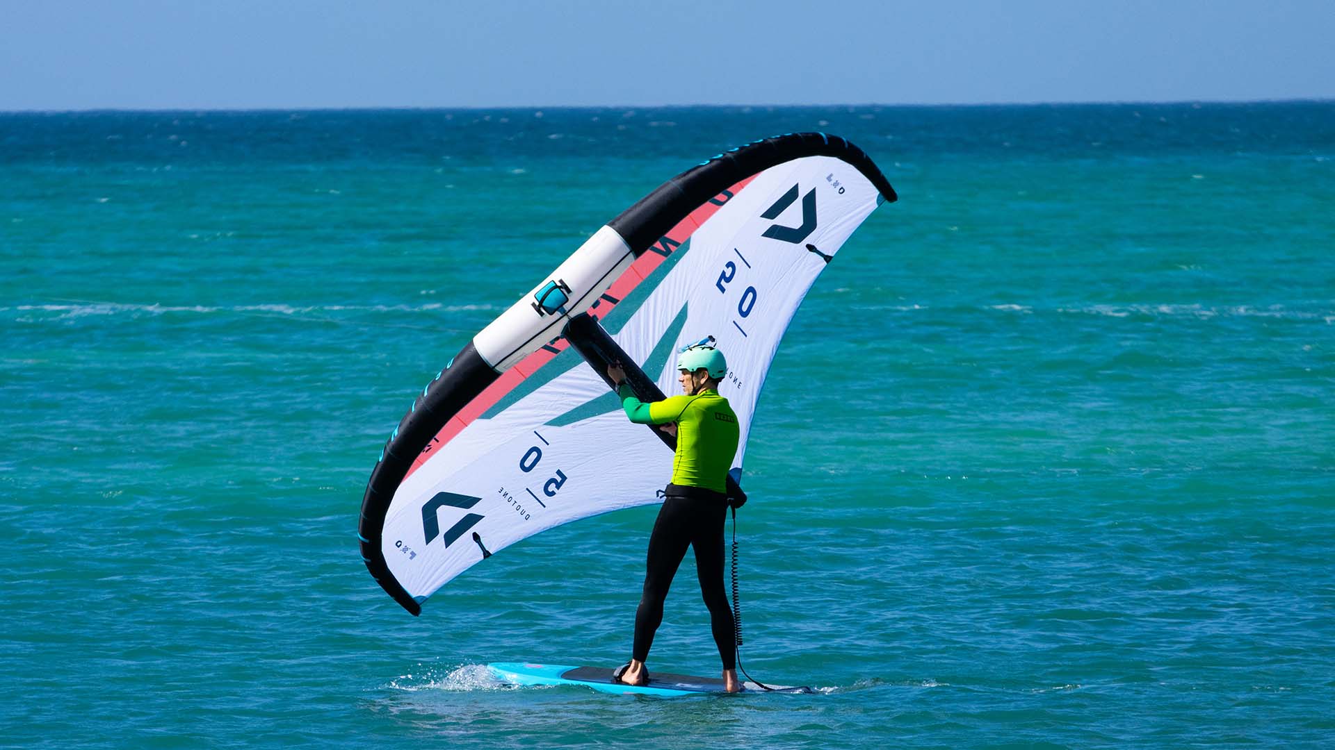 cours de wingfoil sur des eaux turquoises